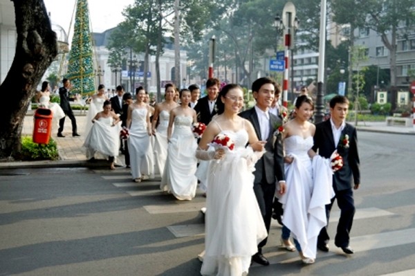 Lễ cưới bắt đầu từ lúc 8h với xe hoa chở 120 cặp đôi diễu hành qua nhiều đường phố trung tâm Q.1, dâng hoa tại tượng đài Bác Hồ trước UBND TP.HCM, sau đó trở về Trung tâm tiệc cưới Grand Palace.